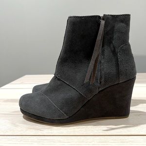 TOMS size 7 wedge heel ankle bootie grey suede